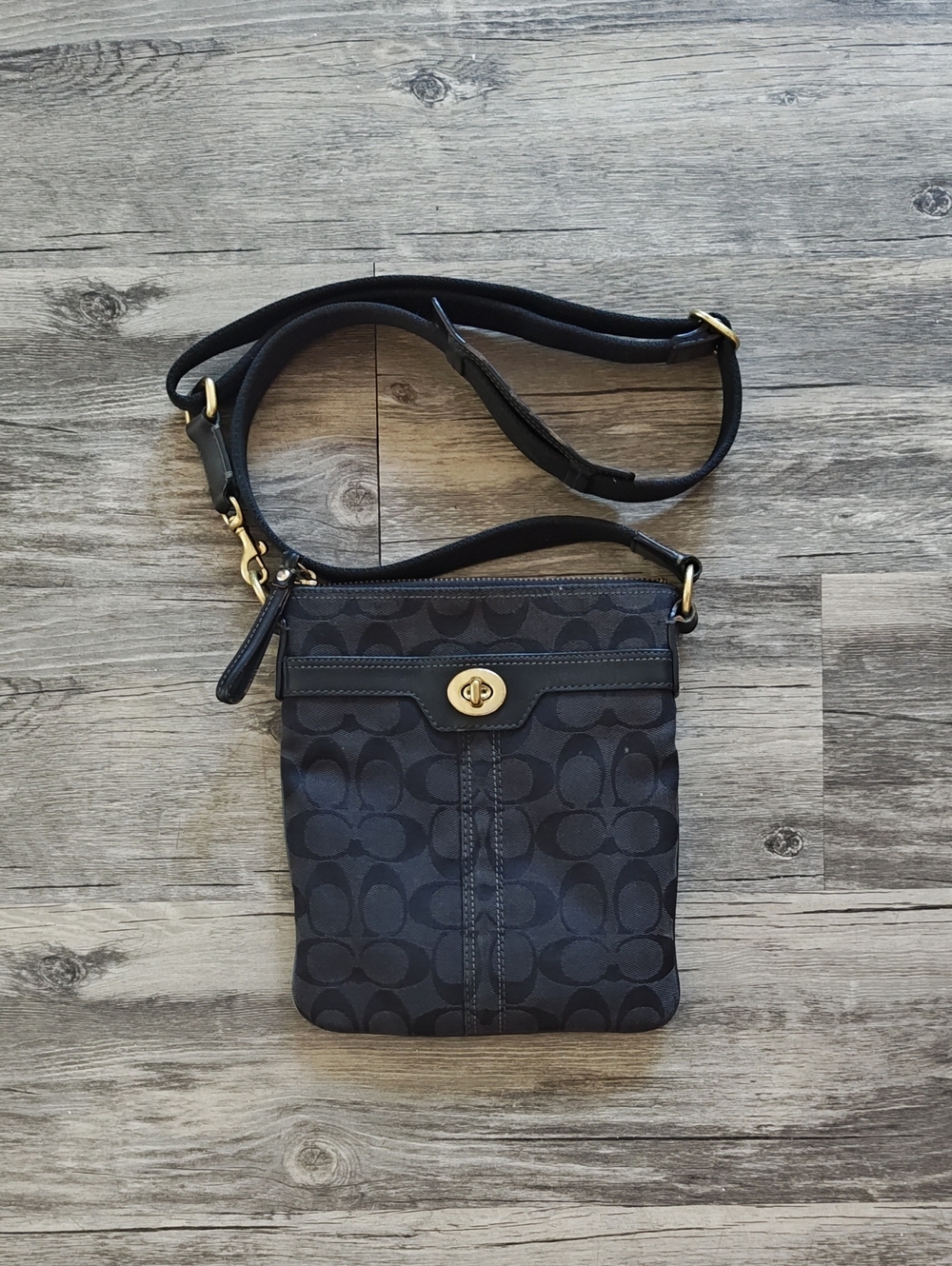 Small Coach Signature Crossbody Purse